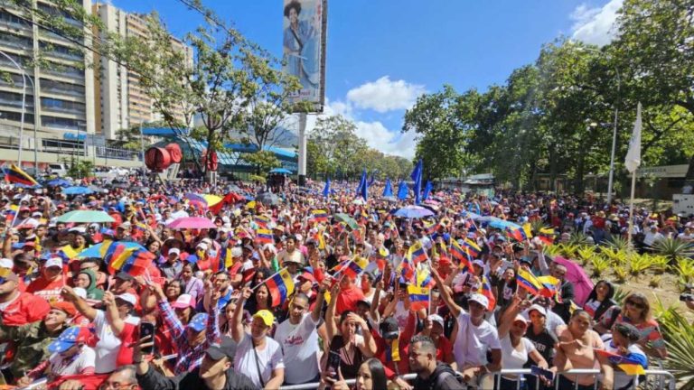 en-fotos-inicio-la-gran-marcha-en-apoyo-a-la-inscripcion-de-nicolas-maduro-ante-el-cne-145363
