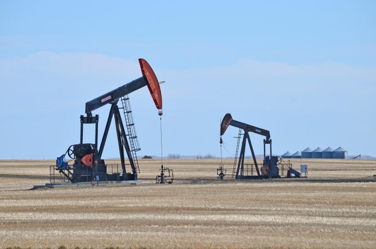 pumpjack-7059383_1920