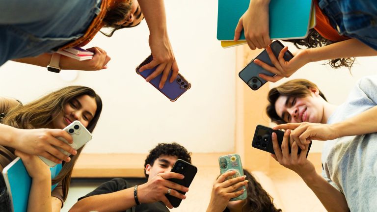 GRECIA-PROHIBIRA-RRSS-A-MENORES-DE-15-ANOS