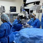 El-equipo-medico-durante-una-de-las-218-intervenciones-de-cataratas-realizadas-en-el-hospital-de-Valera