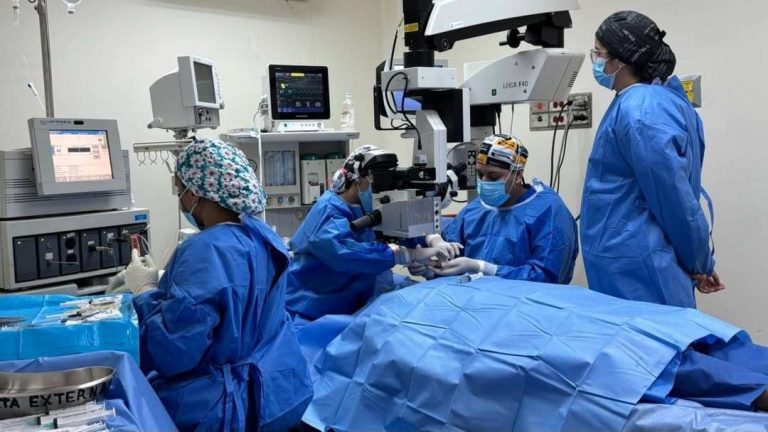 El-equipo-medico-durante-una-de-las-218-intervenciones-de-cataratas-realizadas-en-el-hospital-de-Valera