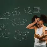 tiro-medio-nina-sorprendida-leyendo-libro_23-2148892766