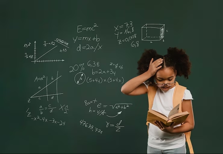 tiro-medio-nina-sorprendida-leyendo-libro_23-2148892766