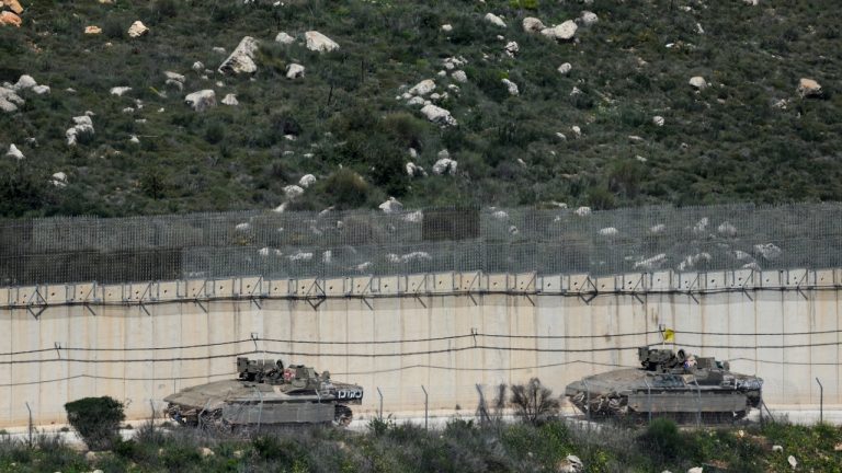 vehiculos-militares-israelies-realizan-maniobras-lado-israeli-frontera-libano_69