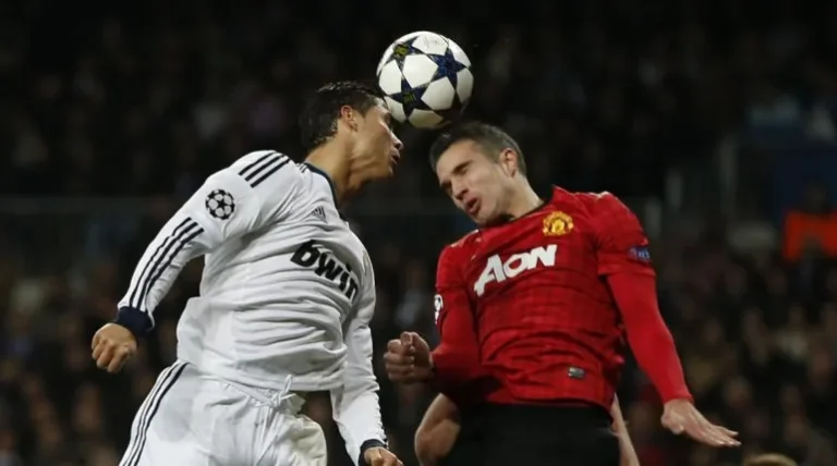 Cabeceando fútbol