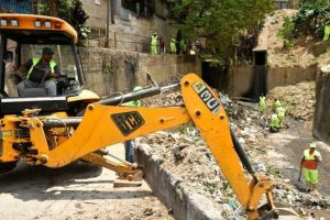 Ejecutan-plan-de-limpieza-y-mantenimiento-en-quebradas-de-Antimano-696x464