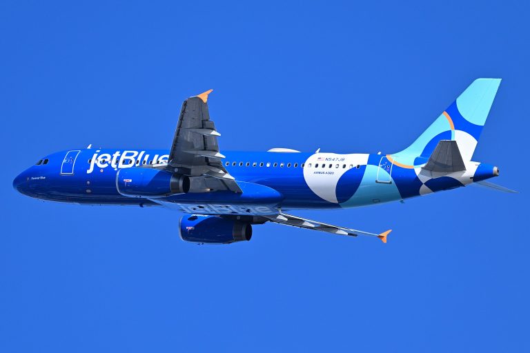 2048px-JetBlue_Airbus_A320_N547JB_departing_Boston_March_2025