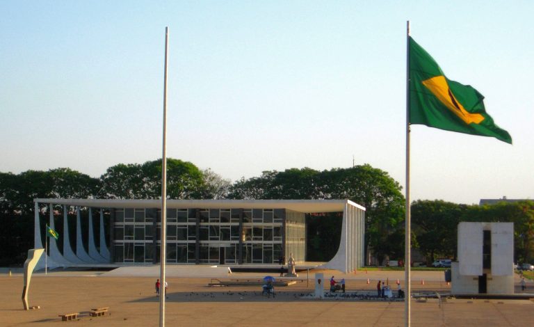 Supremo_Tribunal_Federal_(STF)_visto_do_Palácio_do_Planalto,_Brasília,_Brasil_-_panoramio