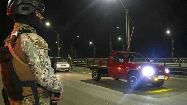 militares-toque-queda-ecuador.jpg
