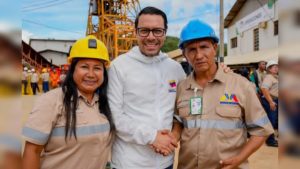 ministro-de-desarrollo-minero-ecologico-e-industrias-basicas-hector-silva-y-el-representante-de-he-60186