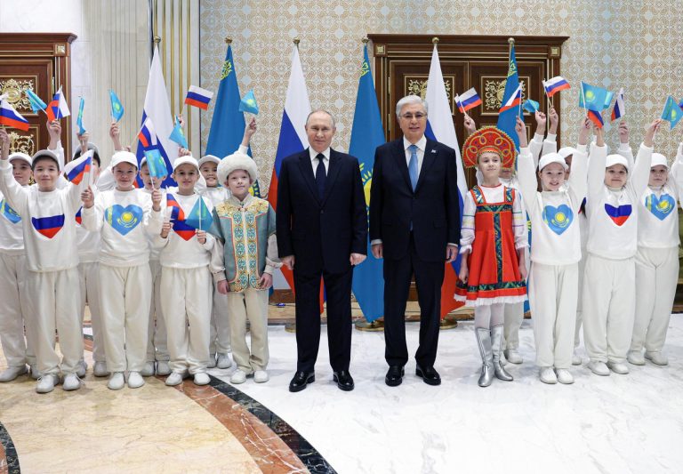 Putin llega a Kazajistán en visita de Estado para abordar la cooperación nuclear