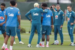 Ancelotti 'mima' a Vinícius en el entrenamiento de Brasil
