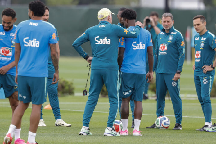 Ancelotti 'mima' a Vinícius en el entrenamiento de Brasil