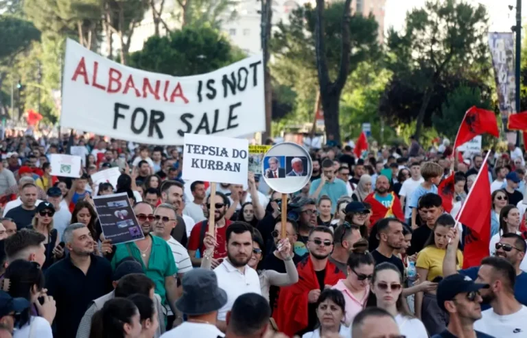 albania-protestas-proyecto-inmobiliario-trump-foto-efe-1.jpg (1)