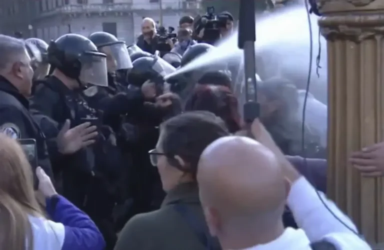 buenos-aires-plaza-de-mayo-represion-policial-homenaje-indio-solari.jpg