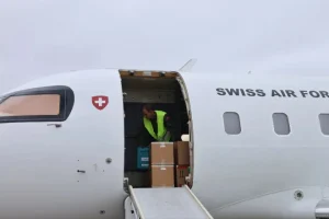 7-Arriba-al-pais-una-tonelada-de-insumos-medicos-desde-Suiza.jpg