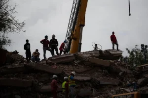 Comienza-remocion-de-escombros-en-urbanismos-de-La-Guaira.jpg