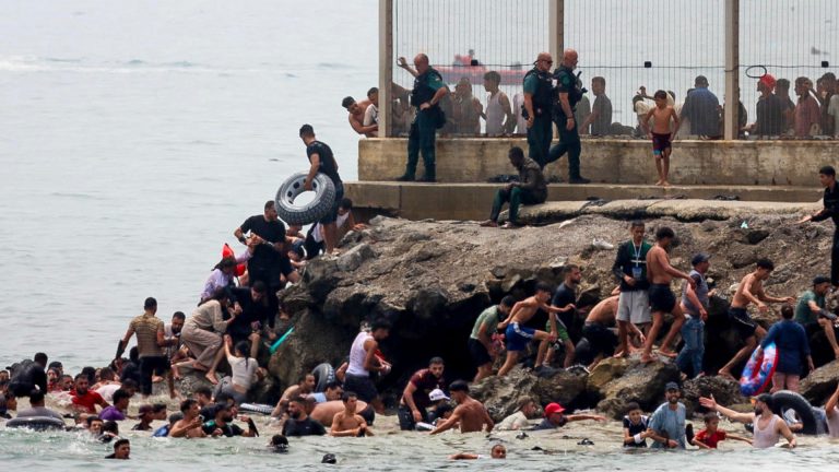 Migrantes-intentar-ingresar-a-Ceuta-EFE