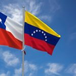 republica-chile-republica-bolivariana-venezuela-banderas-sobre-fondo-cielo-azul-ilustracion-3d_519469-7998