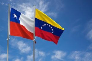republica-chile-republica-bolivariana-venezuela-banderas-sobre-fondo-cielo-azul-ilustracion-3d_519469-7998