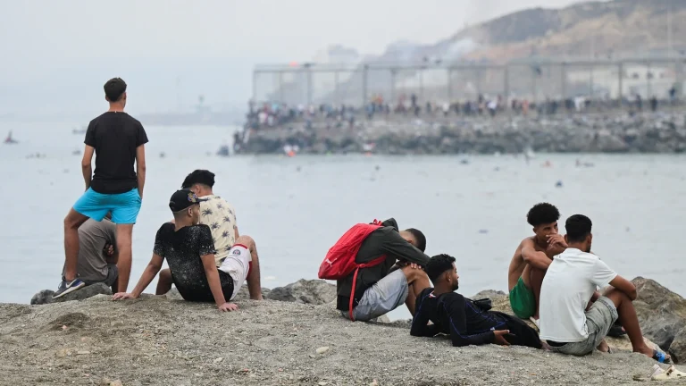 varios-migrantes-frontera-espanola-ceuta-frente-marruecos_165 (1)