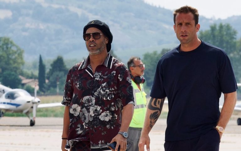 AH, QUE ISSO RONALDINHO VAI JOGAR NA ITÁLIA 😱😅Ronaldinho Gaúcho desembarcou na Itália nesta qu