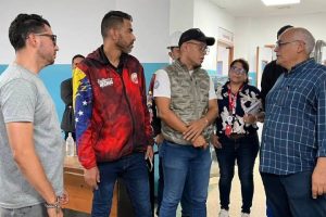 Autoridades-inspeccionan-obras-de-rehabilitacion-del-Hospital-Vargas-de-La-Guaira