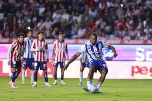El venezolano Salomón Rondón rescata empate para Pachuca ante Guadalajara en el Apertura