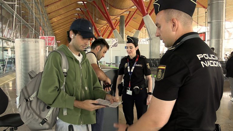 La Policía efectúa controles de identidad aleatorios en Barcelona en vuelos desde Italia