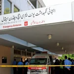 agentes-de-policia-pasan-junto-a-una-ambulancia-frente-a-una-unidad-de-cuidados-intensivos-tras-declararse-un-incendio-en-instituto-pakistani-de-ciencias-medicas-en-islamabad-el-26-de-agosto-de-2026.jpeg