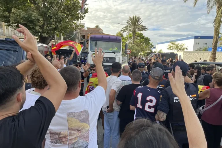 protesta-ceuta-queman-migrantes-casetas