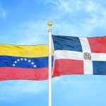 venezuela-y-república-dominicana-dos-banderas-en-mástiles-cielo-azul-fondo-turbio-192588345 (1)