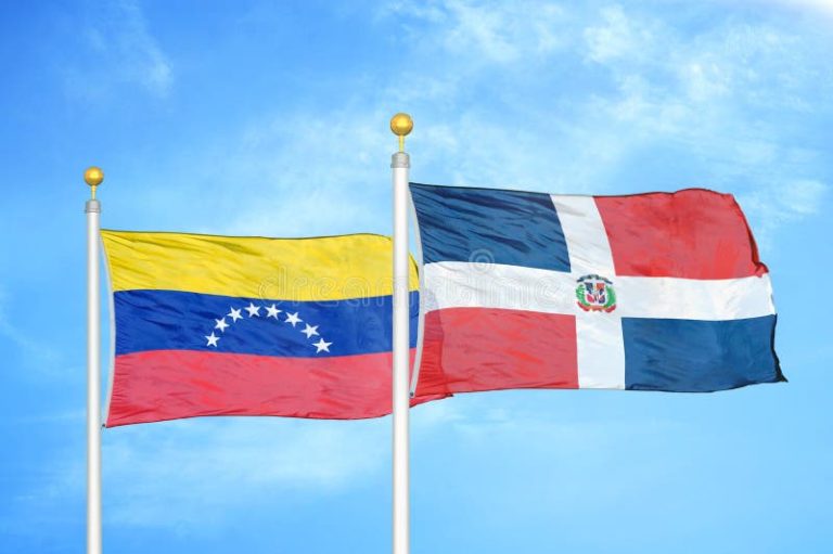 venezuela-y-república-dominicana-dos-banderas-en-mástiles-cielo-azul-fondo-turbio-192588345 (1)