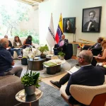Hoy-el-ministro-Vladimir-Padrino-Lopez-sostuvo-una-reunion-con-el-embajador-de-la-India-P.K.- (1)