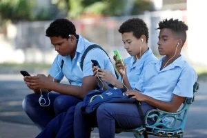 estudiantes-celulares-escuelas-mexico