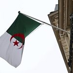 Imagen de archivo de la bandera argelina ondeando en la fachada de la Embajada de Argelia en París, Francia.