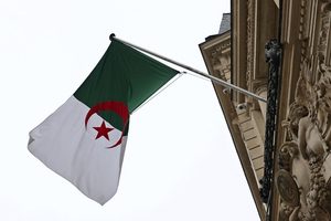 Imagen de archivo de la bandera argelina ondeando en la fachada de la Embajada de Argelia en París, Francia.