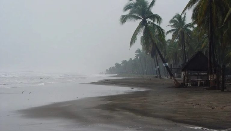 huracan-polo-deja-lluvias-en-la-costa-de-mexico-mientras-nolo-se-acerca-a-hawai-207348