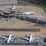panorama-de-la-opinión-aérea-gatwick-londres-del-aeroplano-inglaterra-julio-aeropuerto-es-el-tr-fico-congestionado-uno-reino-152936268