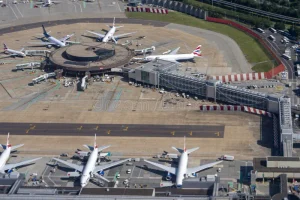 panorama-de-la-opinión-aérea-gatwick-londres-del-aeroplano-inglaterra-julio-aeropuerto-es-el-tr-fico-congestionado-uno-reino-152936268