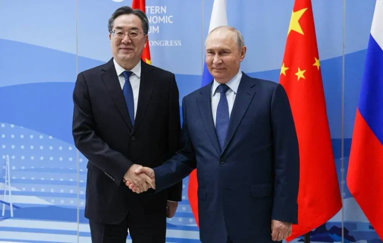 vladimir-putin-y-ding-xuexiang-foto-tass.jpg