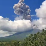El-volcan-Mayon-erupciona-en-Filipinas-y-libera-grandes-columnas-de-ceniza