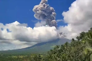 El-volcan-Mayon-erupciona-en-Filipinas-y-libera-grandes-columnas-de-ceniza