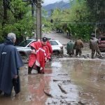 Lluvias intensas causan aluvión que arrastra vehículos y buses en zona de Santiago