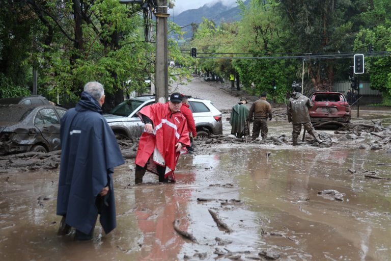 Lluvias intensas causan aluvión que arrastra vehículos y buses en zona de Santiago