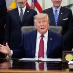 Irán.- Trump dice que "se acerca el momento" de llegar a un acuerdo con Irán o "quizás volarlos por los aires"
