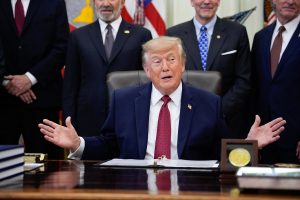 Irán.- Trump dice que "se acerca el momento" de llegar a un acuerdo con Irán o "quizás volarlos por los aires"