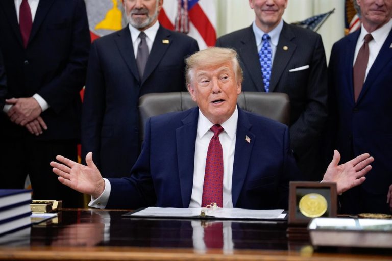 Irán.- Trump dice que "se acerca el momento" de llegar a un acuerdo con Irán o "quizás volarlos por los aires"